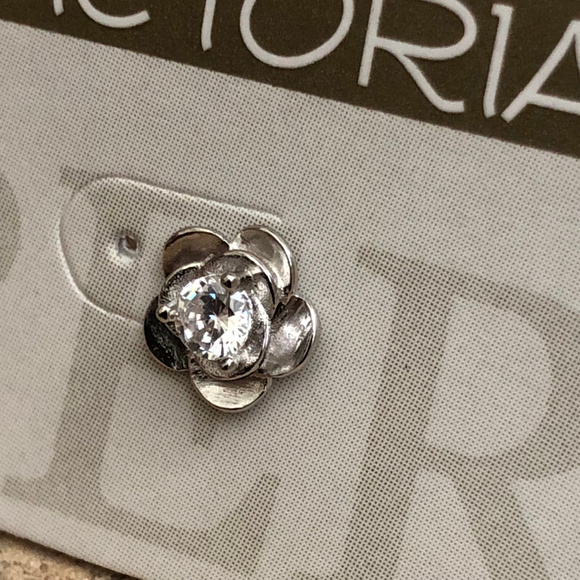 Every woman loves flowers. Delicates Stud Earrings - Picture 2 of 8